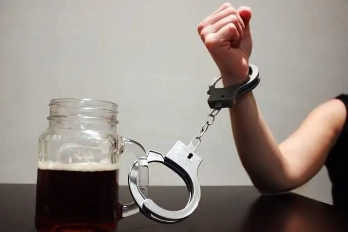 Consommation excessive d'alcool : comment une forte consommation en une seule fois endommage le corps et le cerveau