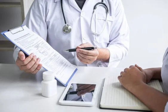 الطبيب يشرح خطة التشخيص والعلاج للمريض