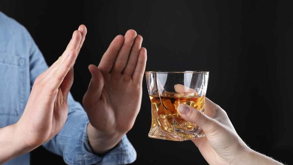 Stratégies pratiques pour réduire la consommation d'alcool : de la fixation d'objectifs à la reconnaissance des signes de dépendance